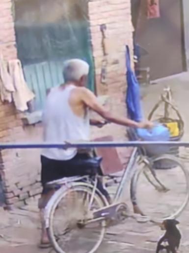 走失者照片 菏泽市寻人：七旬老人走失，穿白色背...