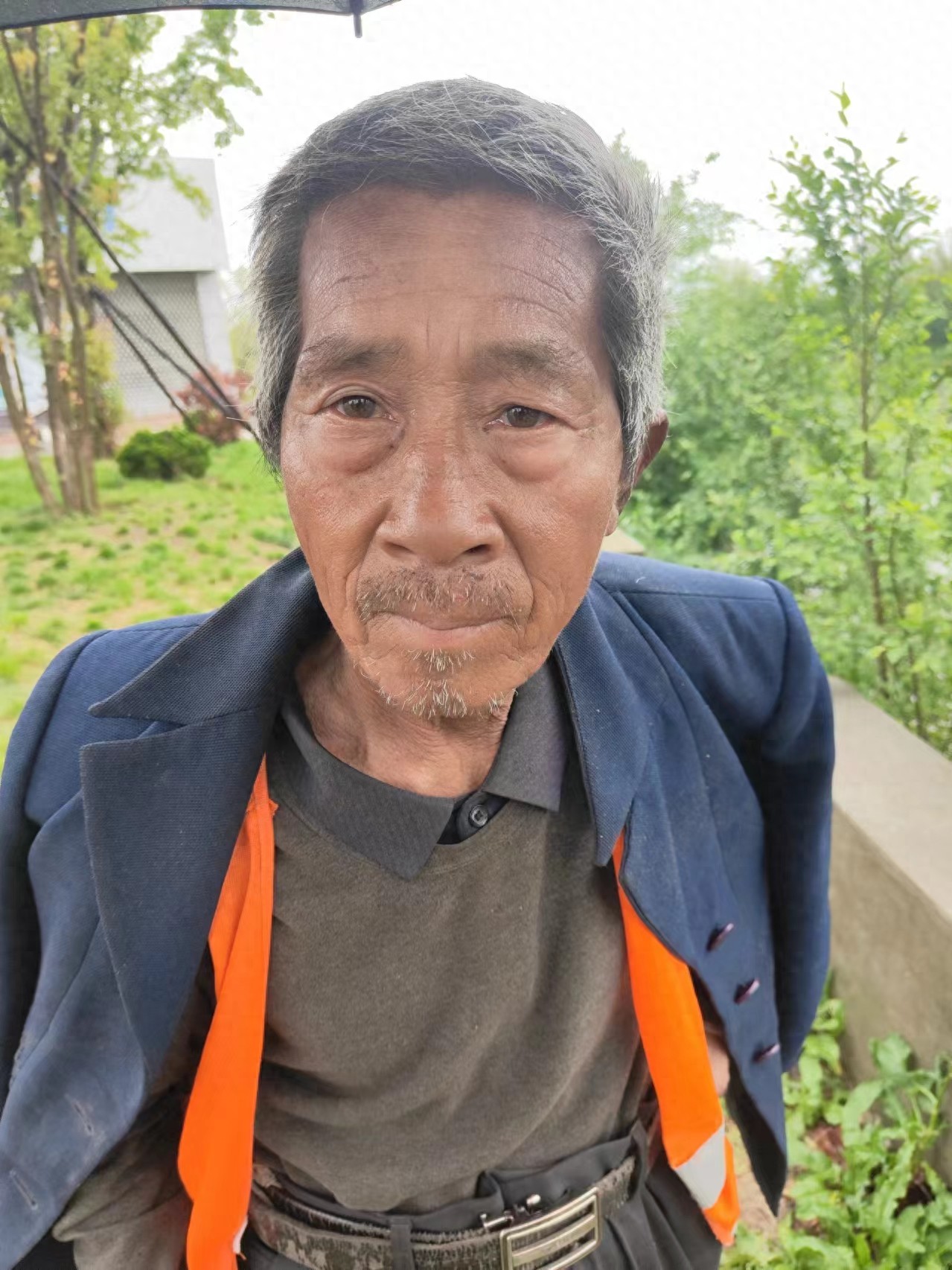 走失者照片 威海市寻亲：六旬老人被救助，穿蓝色...