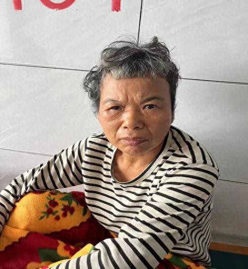走失者照片 贵港市寻亲：六旬老太被救助，穿条纹...