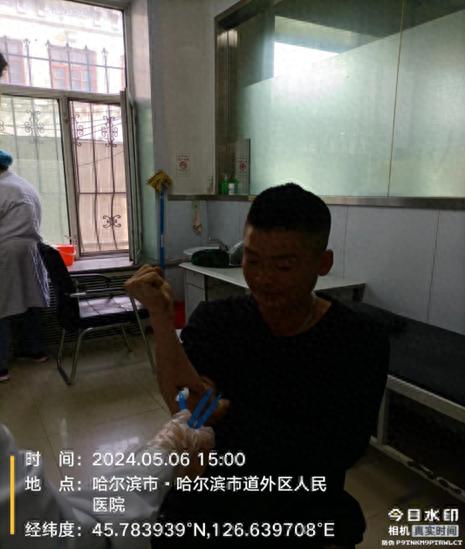 走失者照片 哈尔滨市寻亲：青年男子被救助，穿黑...