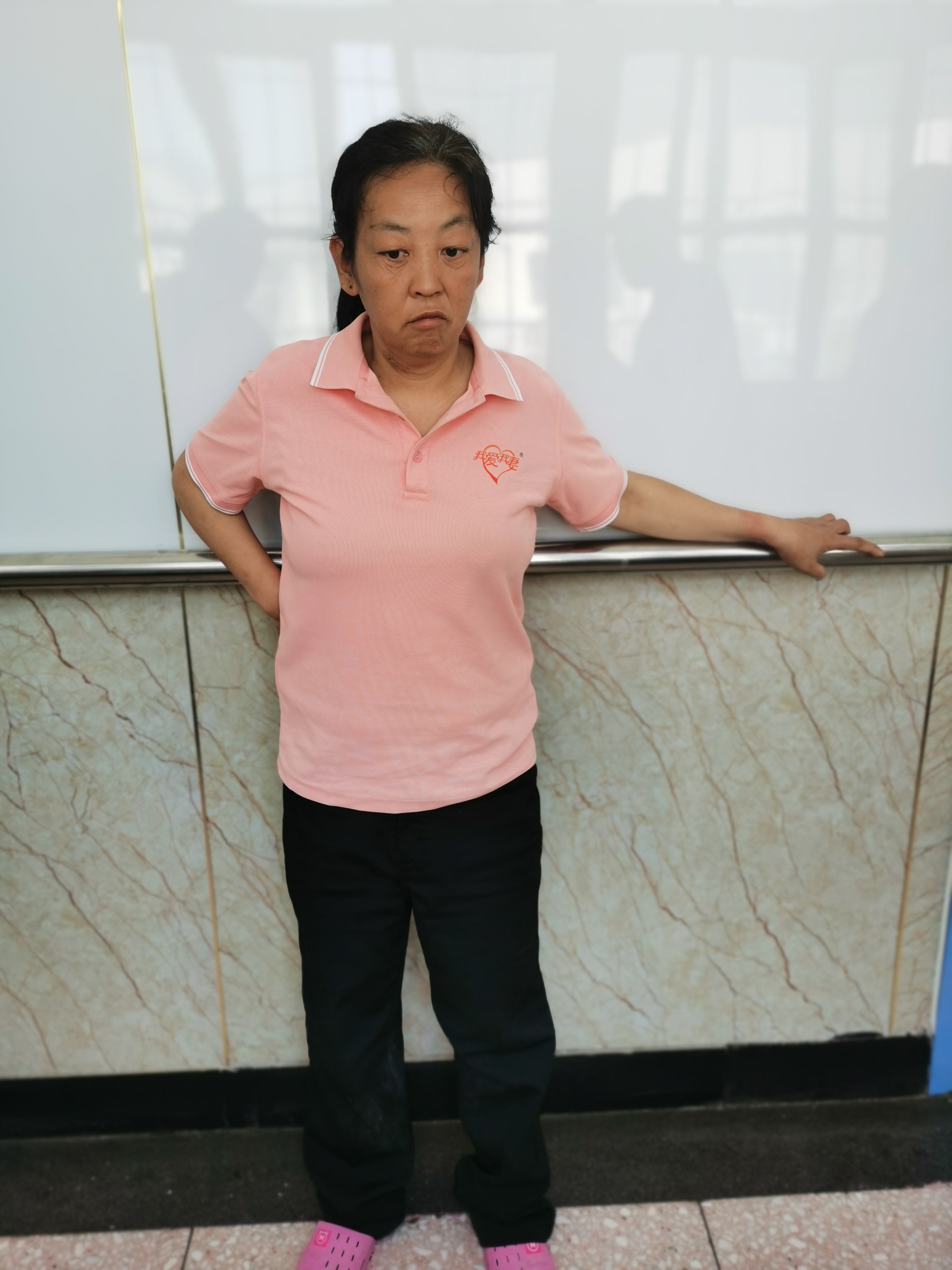 走失者照片 廊坊市寻亲：五旬女子被救助，穿红色...