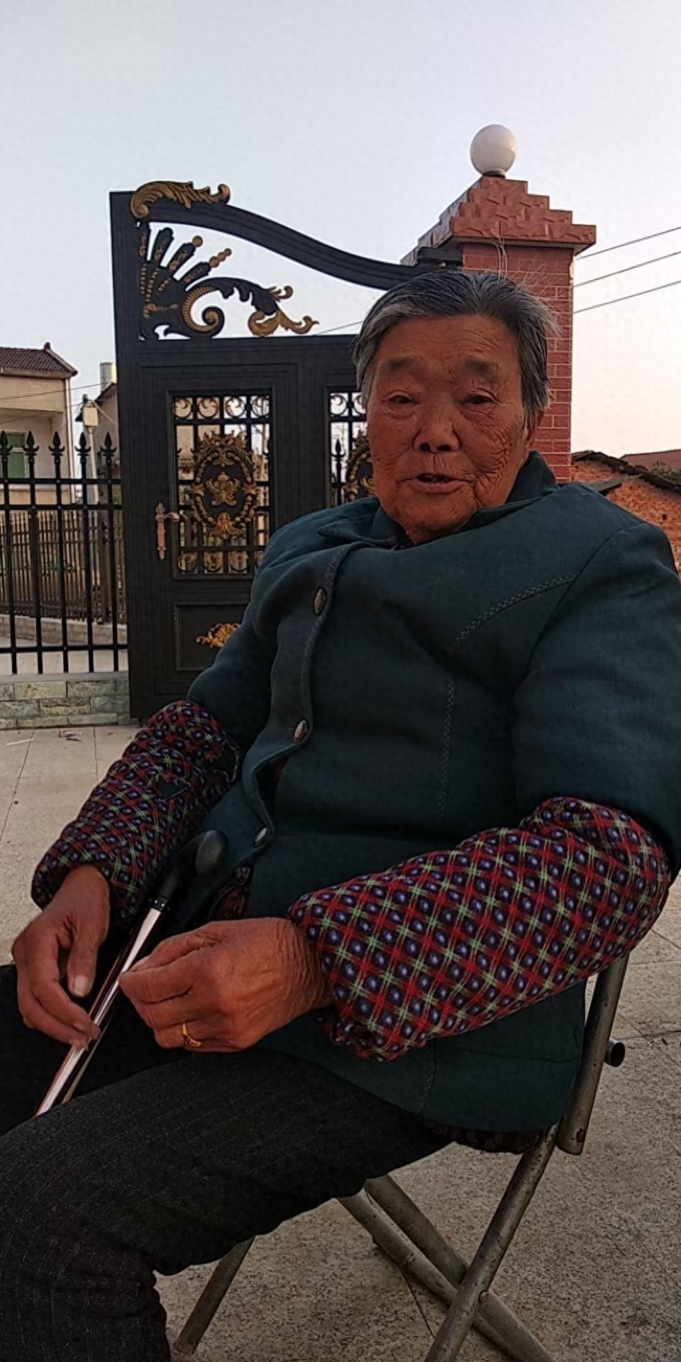 走失者照片 黄冈市寻人：八旬老太走失，穿蓝底红...