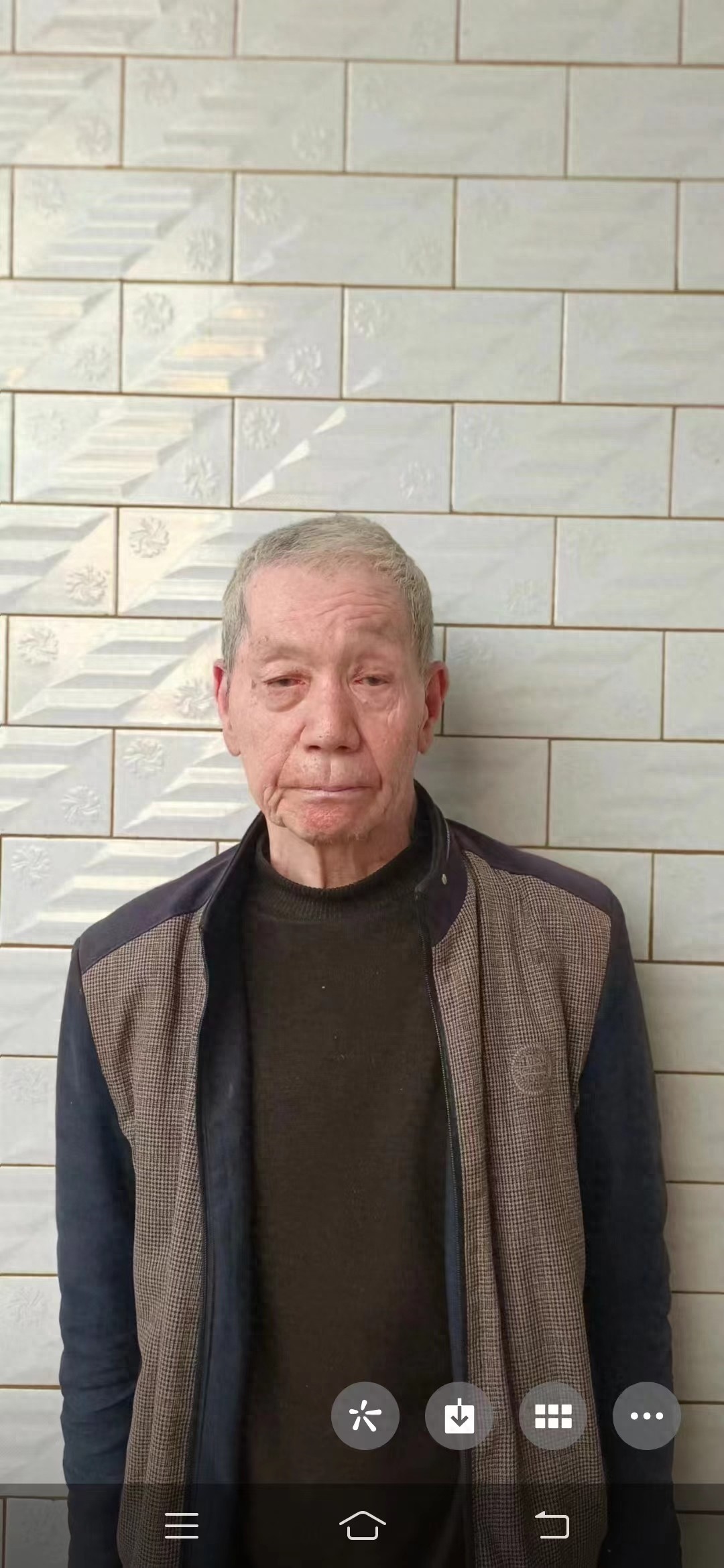 走失者照片 曲靖市寻人：七旬老人走失，穿黑色立...