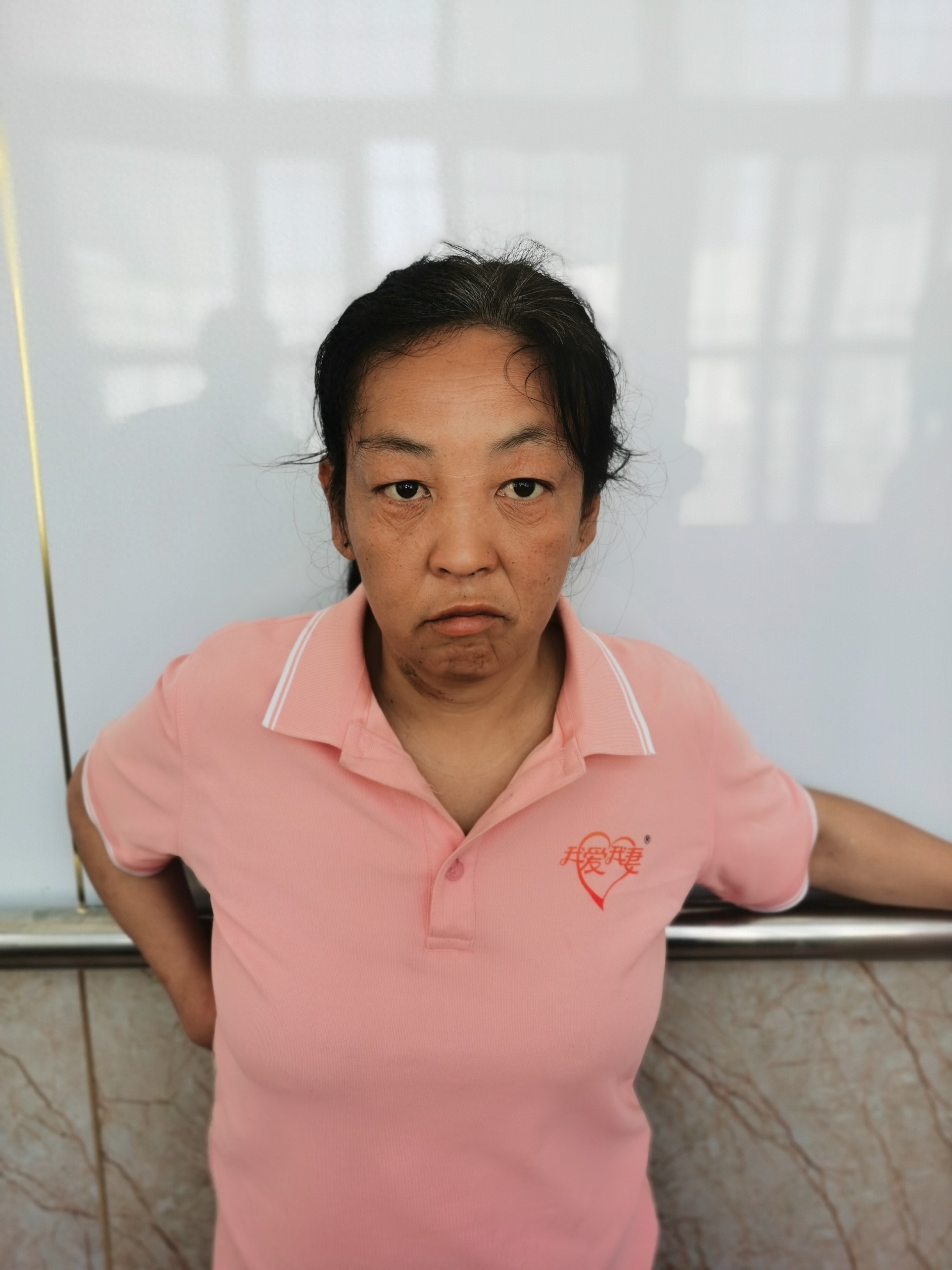 走失者照片 廊坊市寻亲：五旬女子被救助，穿红色...