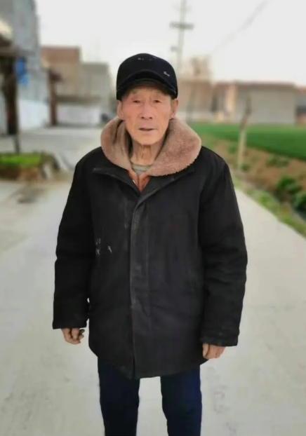 走失者照片 周口市寻人：八旬老人走失，穿灰色毛...