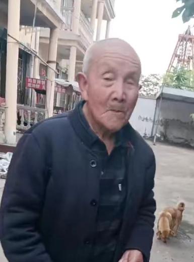 走失者照片 信阳市寻人：九旬老人走失，光头，穿...