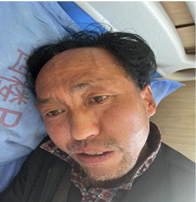 走失者照片 哈尔滨市寻亲：五旬男子被救助，穿黑...