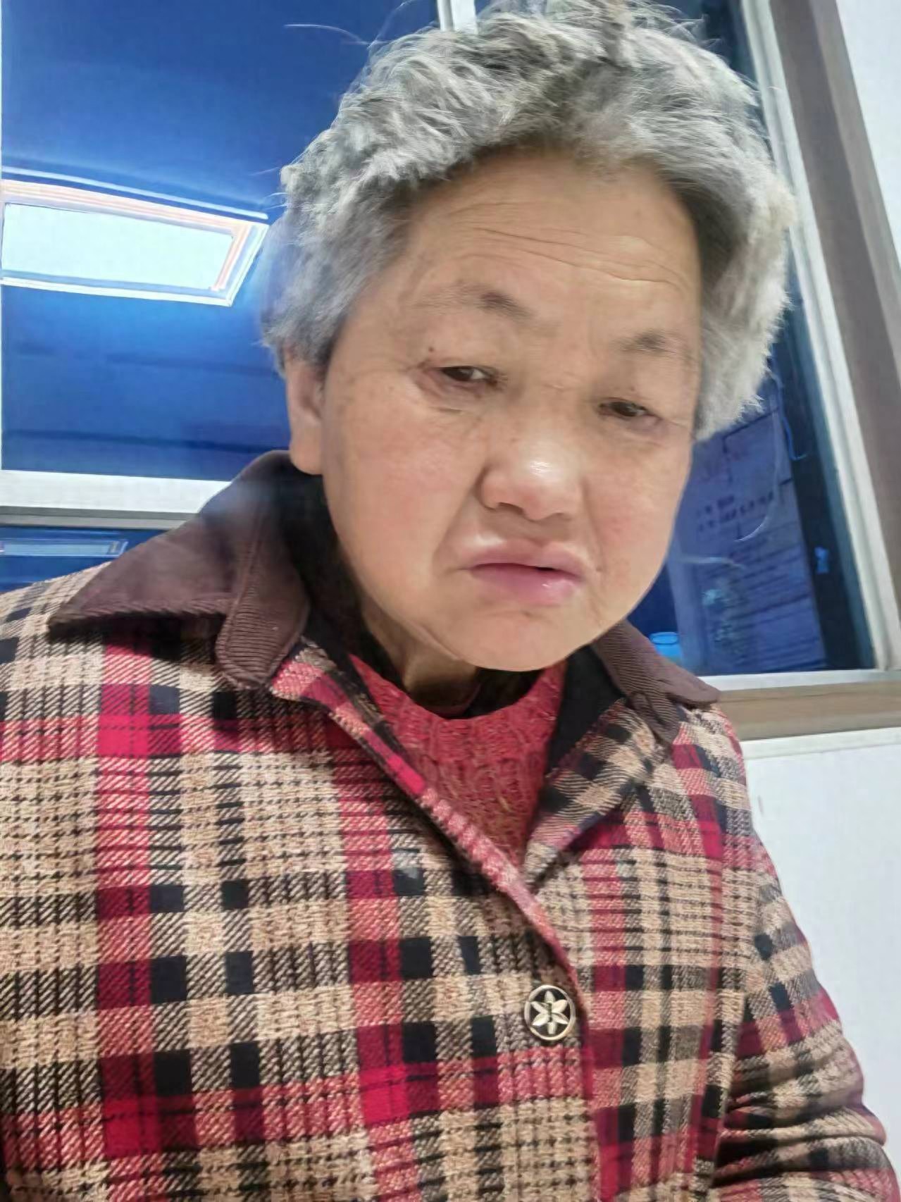走失者照片 临汾市寻亲：六旬老太被救助，穿红色...