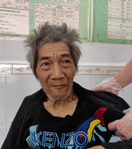 走失者照片 钦州市寻亲：七旬老人被救助，穿黑色...