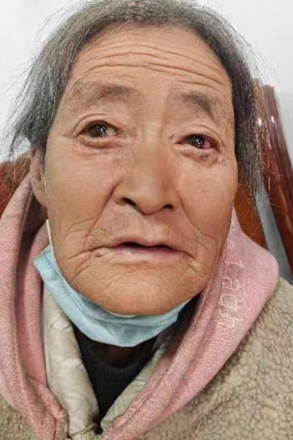 走失者照片 葫芦岛市寻亲：六旬老太被救助，穿咖...