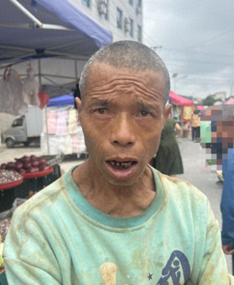 走失者照片 黔南州寻亲：五旬男子被救助，穿浅蓝...