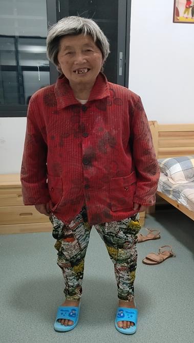 走失者照片 南充市寻亲：七旬老太被救助，穿红色...
