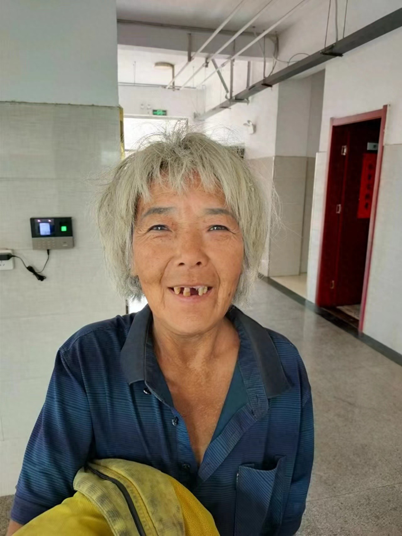 走失者照片 亳州市寻亲：五旬女子被救助，穿蓝色...