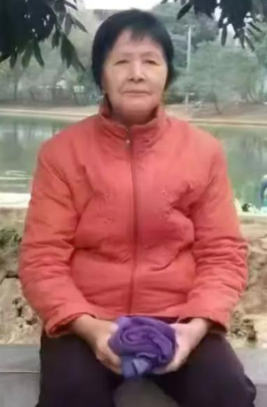 走失者照片 崇左市寻人：七旬老太走失，穿白底格...