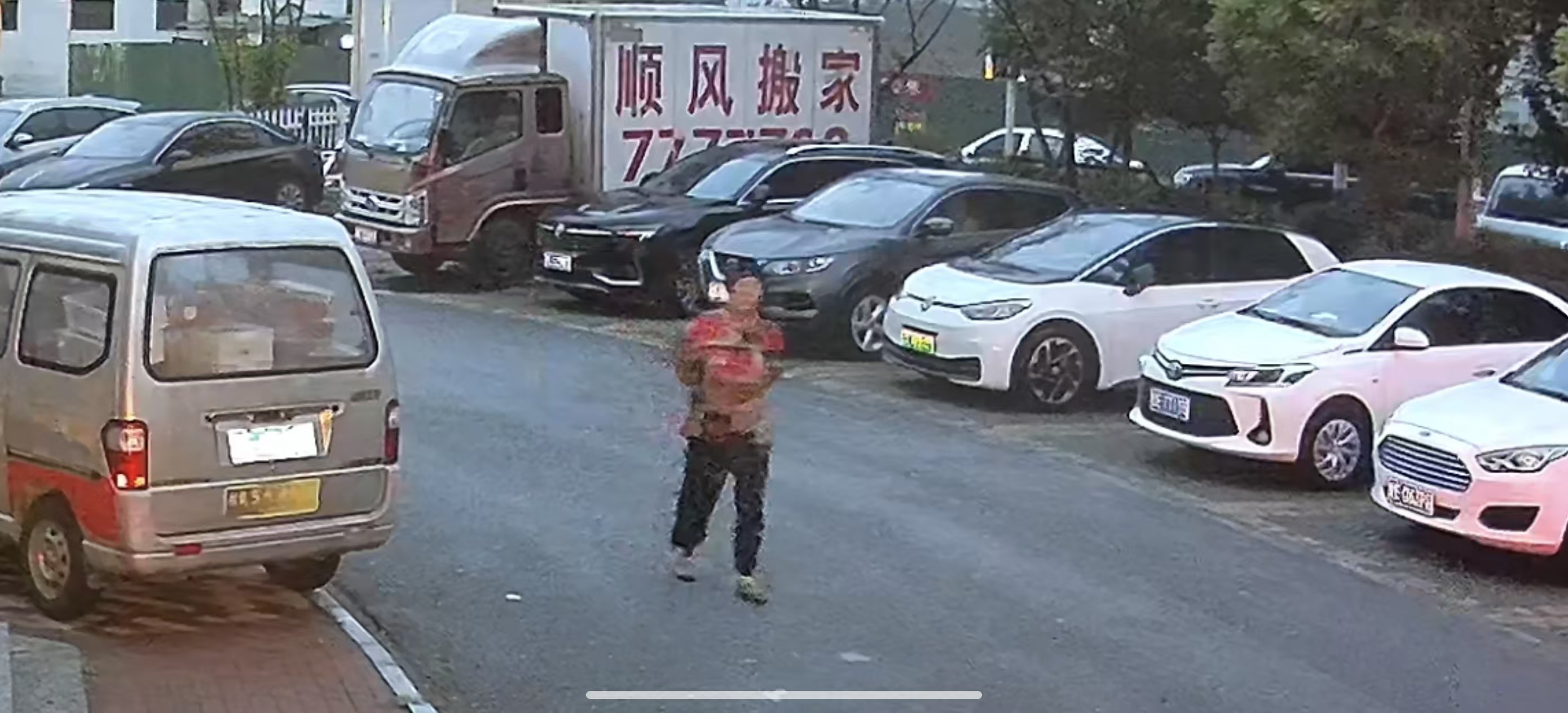 走失者照片 东营市寻人：六旬老太走失，穿红棕相...