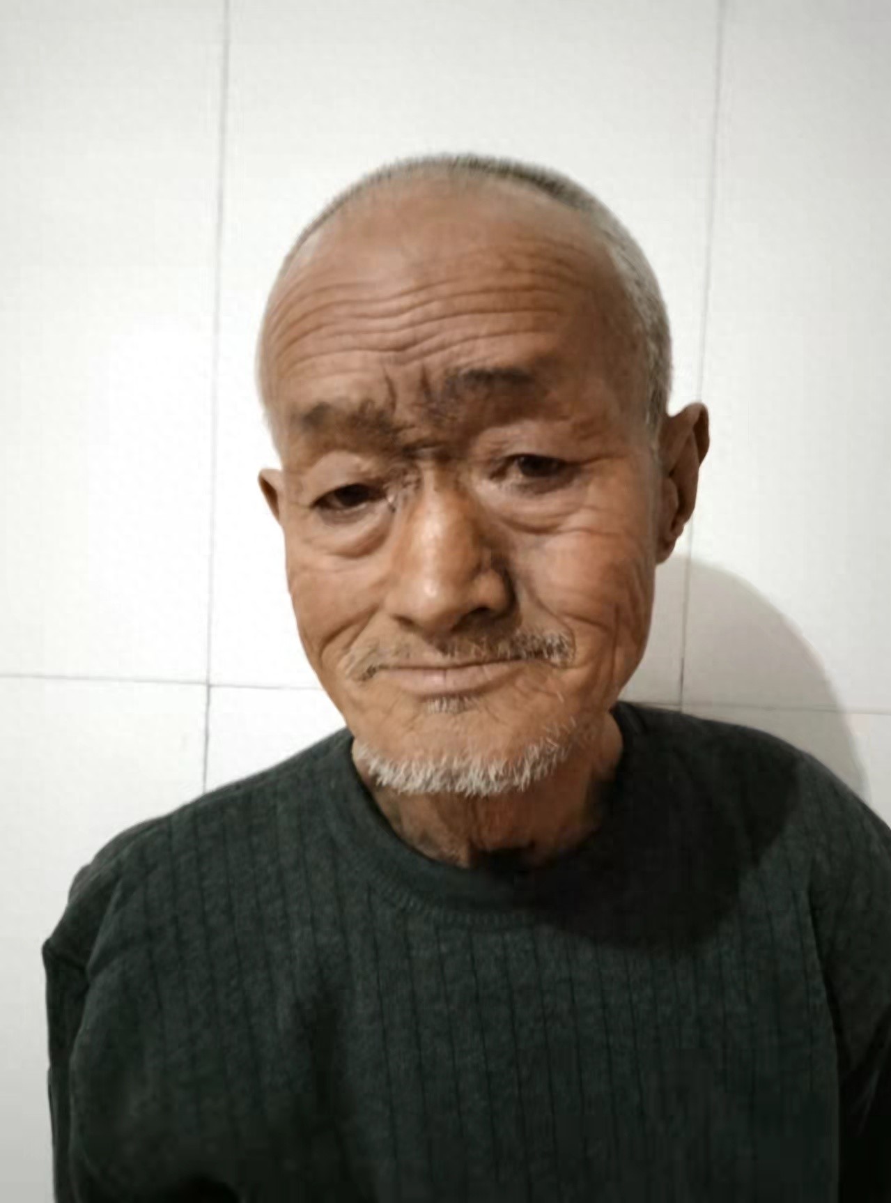 走失者照片 石家庄市寻亲：六旬老人被救助，穿黑...