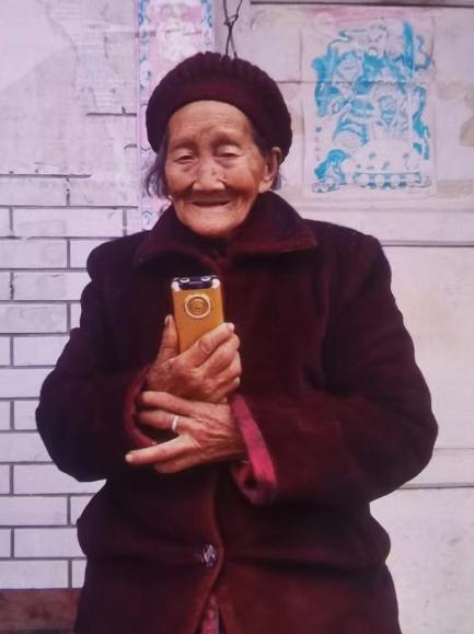 走失者照片 遂宁市寻人：九旬老太走失，穿黑色外...