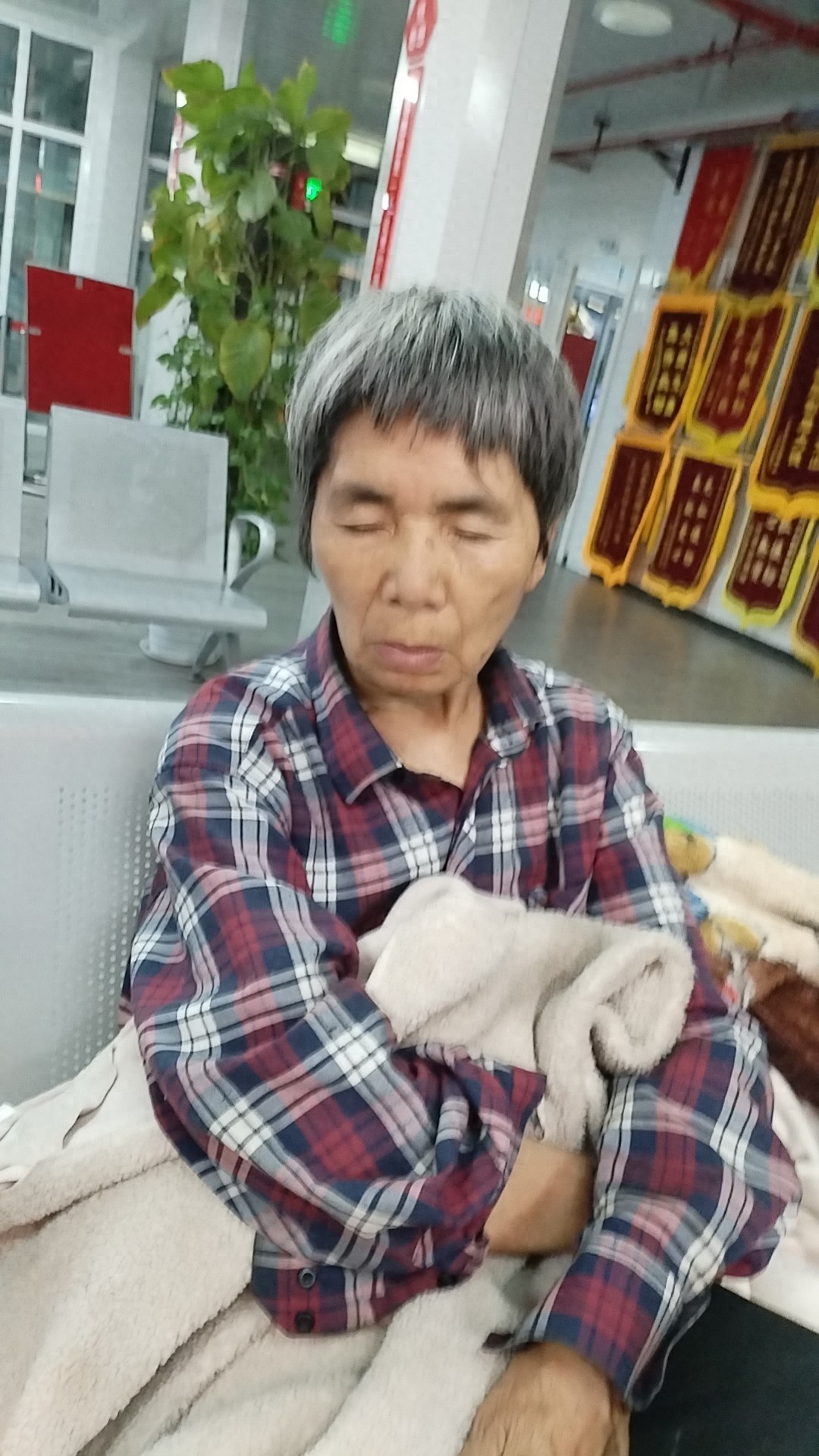 走失者照片 佛山市寻亲：六旬老太被救助，穿红白...