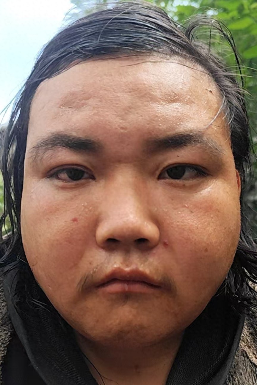 走失者照片 宝鸡市寻亲：青年男子被救助，穿红色...