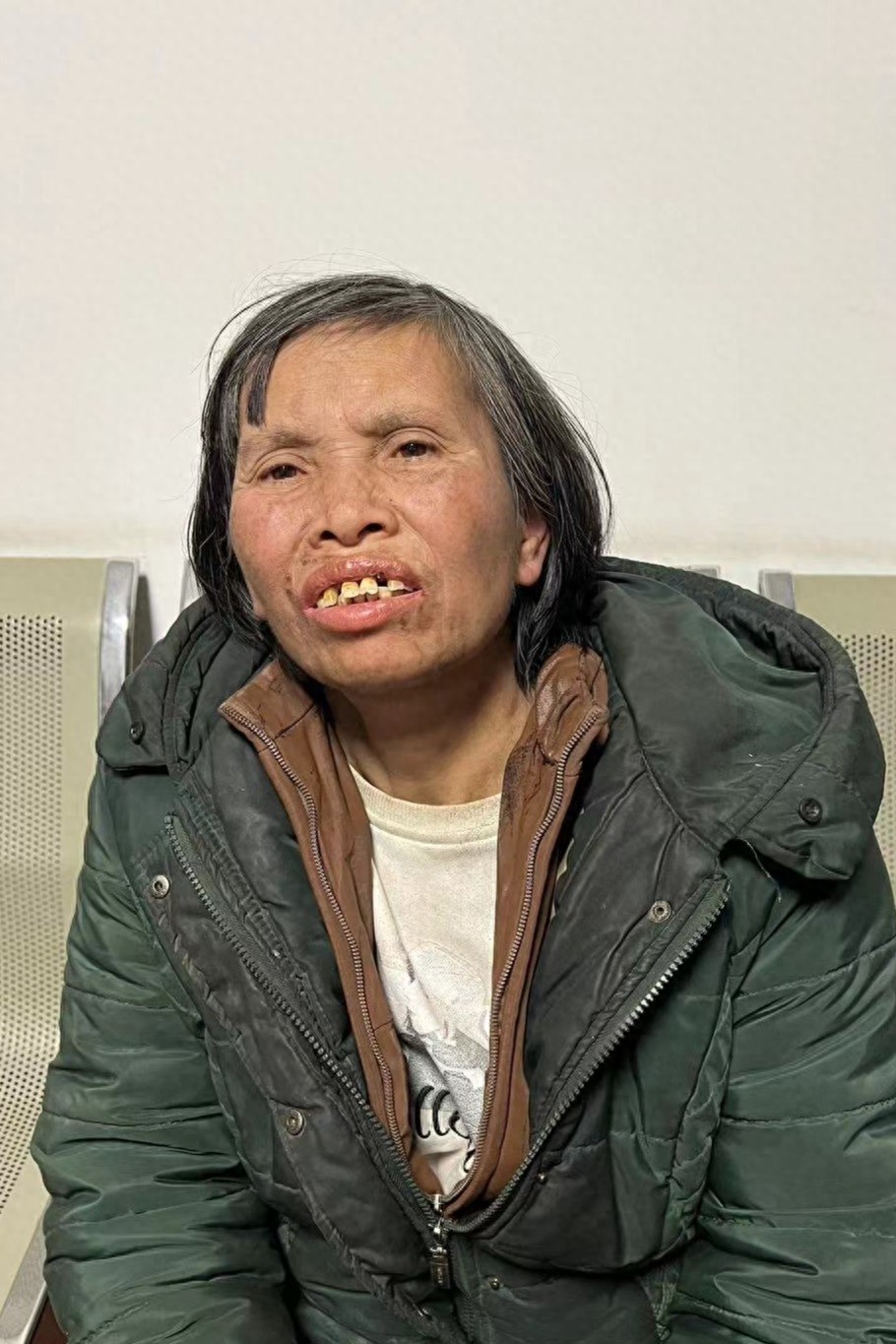 走失者照片 安阳市寻亲：五旬女子被救助，穿深绿...
