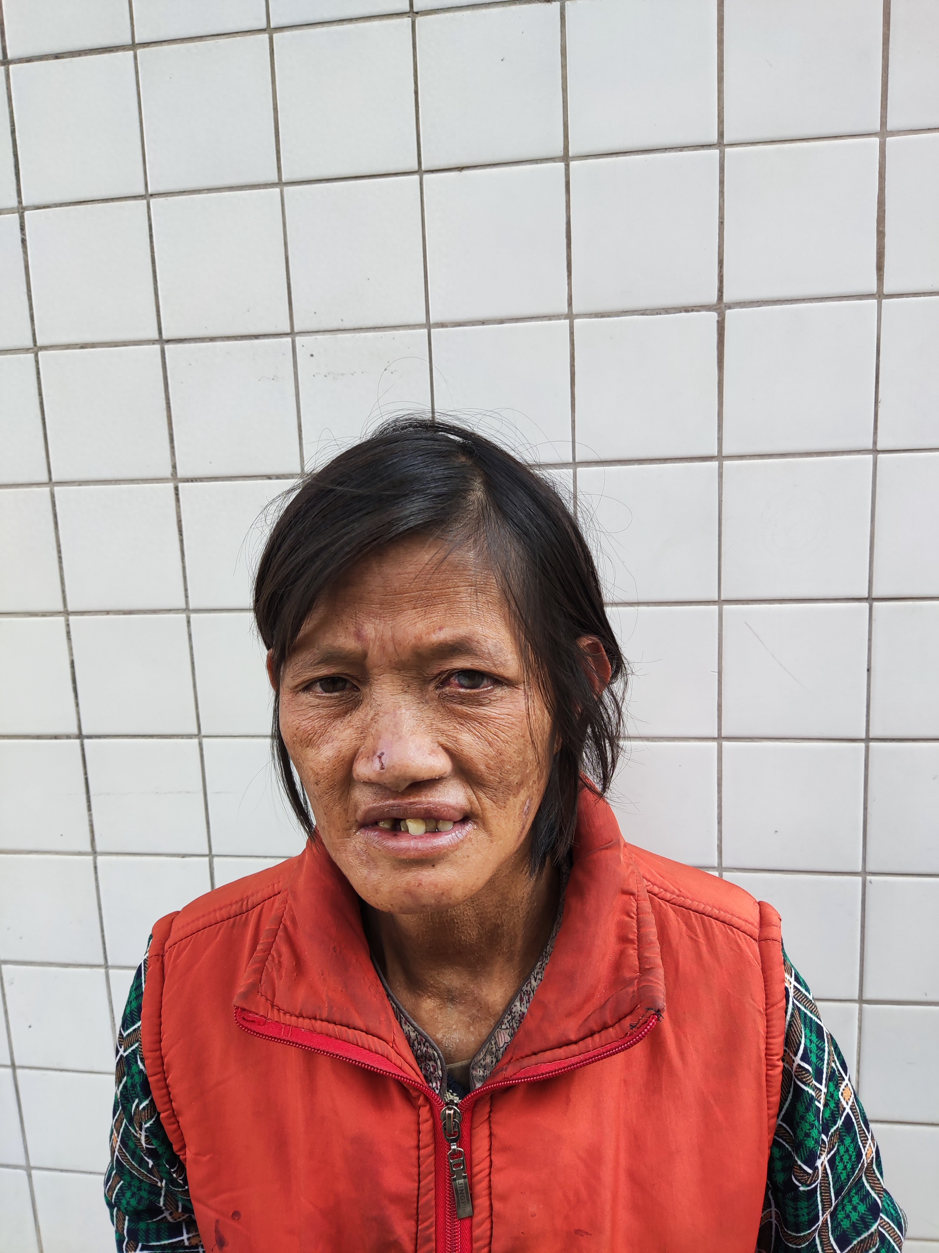 走失者照片 肇庆市寻亲：五旬女子被救助，穿橙色...