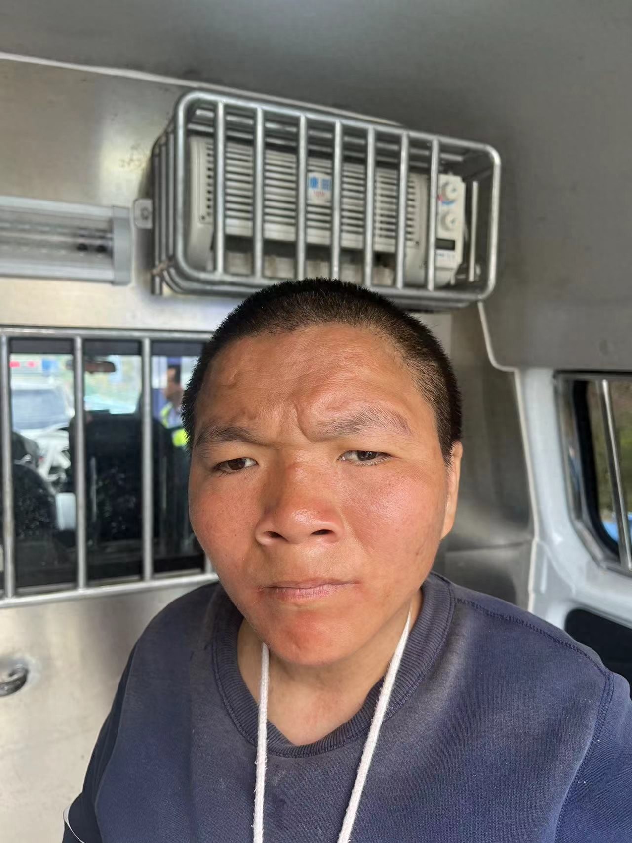 走失者照片 随州市寻亲：六旬老太被救助，穿灰色...