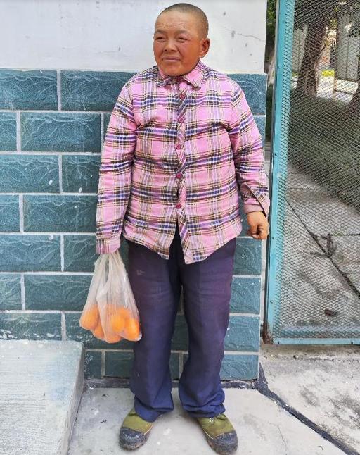 走失者照片 成都市寻亲：中年女子被救助，黑色短...
