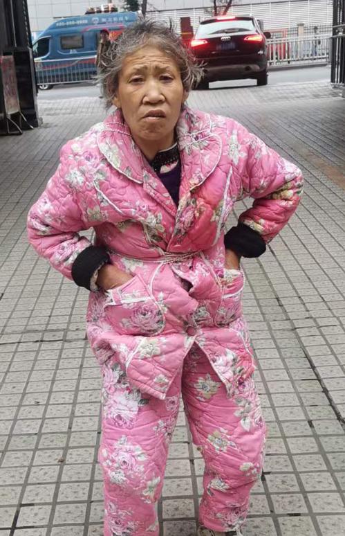 走失者照片 达州市寻亲：五旬女子被救助，穿粉红...