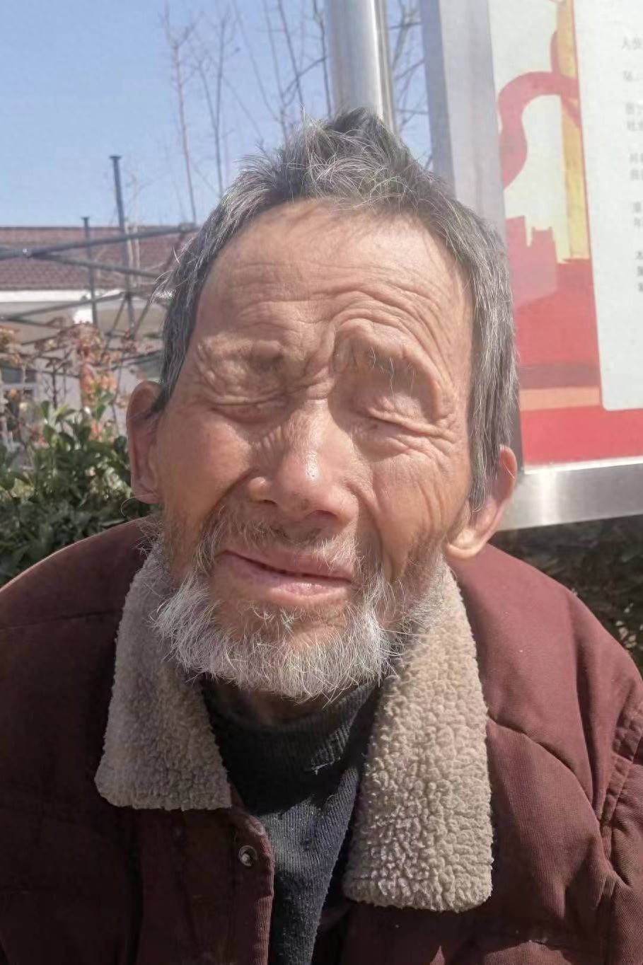 走失者照片 平顶山市寻亲：七旬老人被救助，穿格...