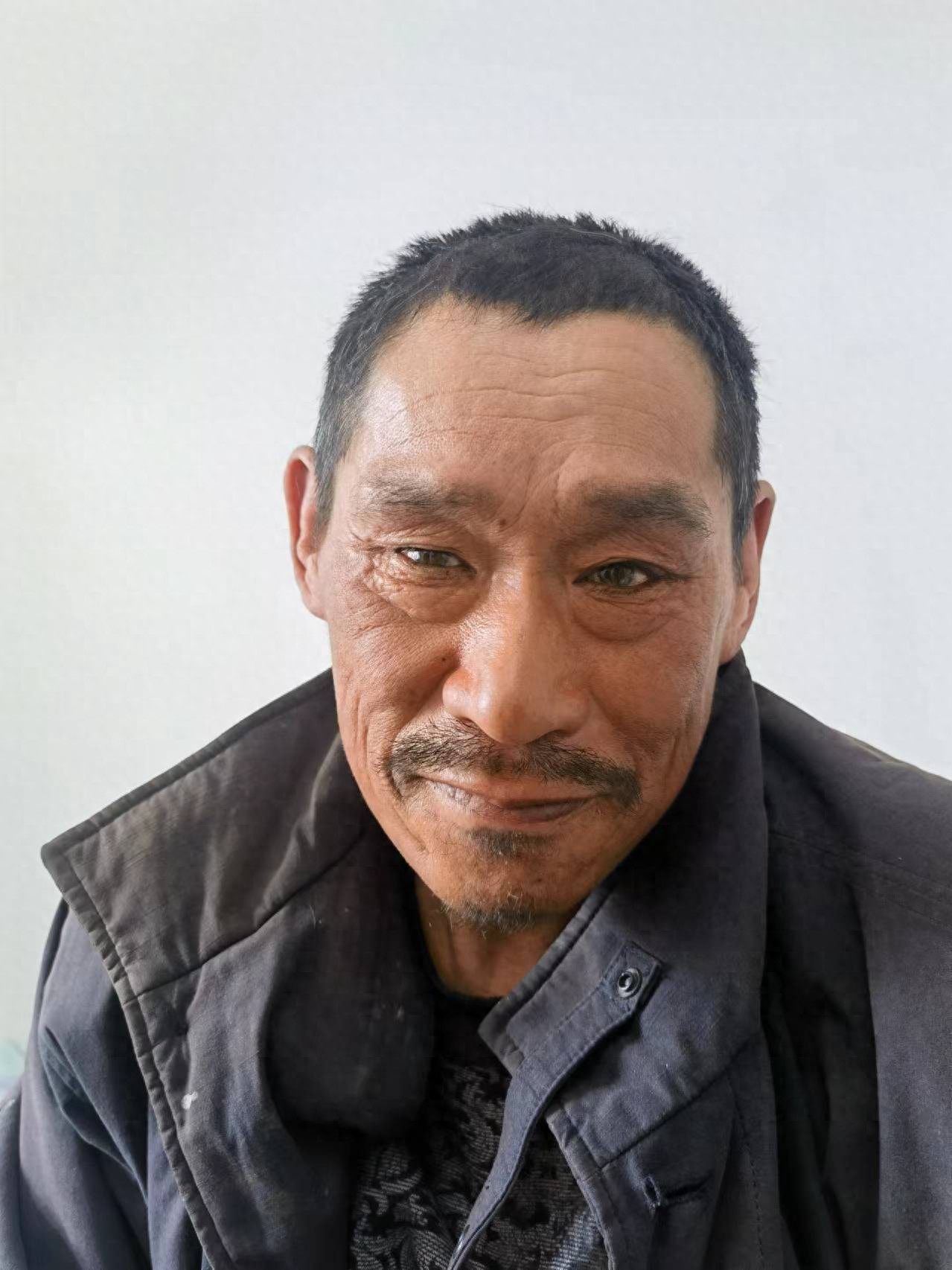 走失者照片 沈阳市寻亲：五旬男子被救助，穿黑色...