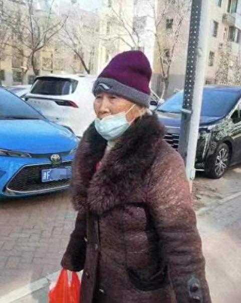 走失者照片 天津市寻人：八旬老太走失，戴红色帽...