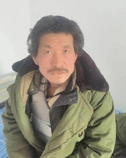 走失者照片 驻马店市寻亲：六旬老人被救助，穿军...