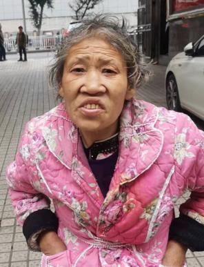 走失者照片 达州市寻亲：五旬女子被救助，穿粉红...