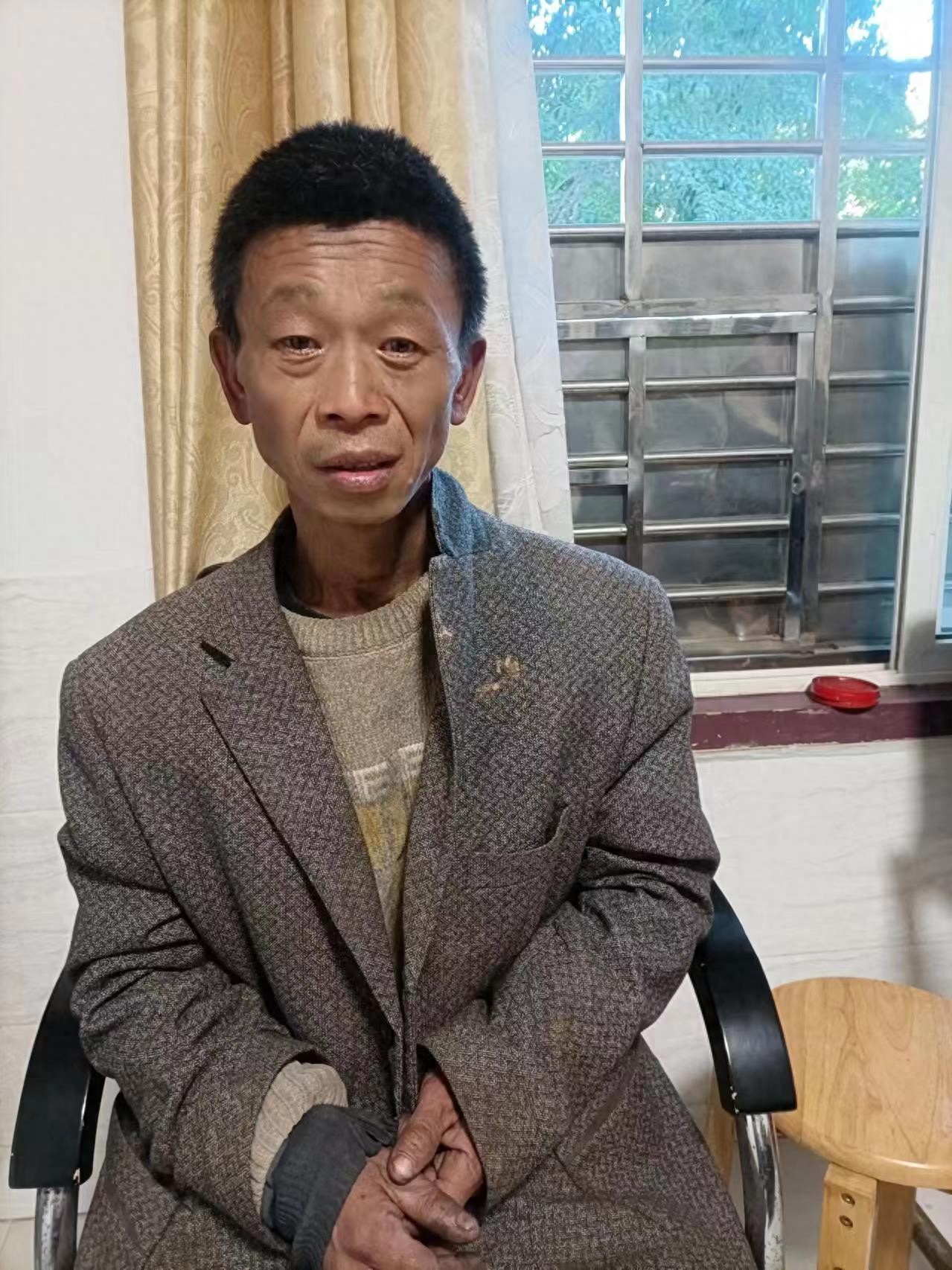 走失者照片 株洲市寻亲：六旬老人被救助，穿灰色...
