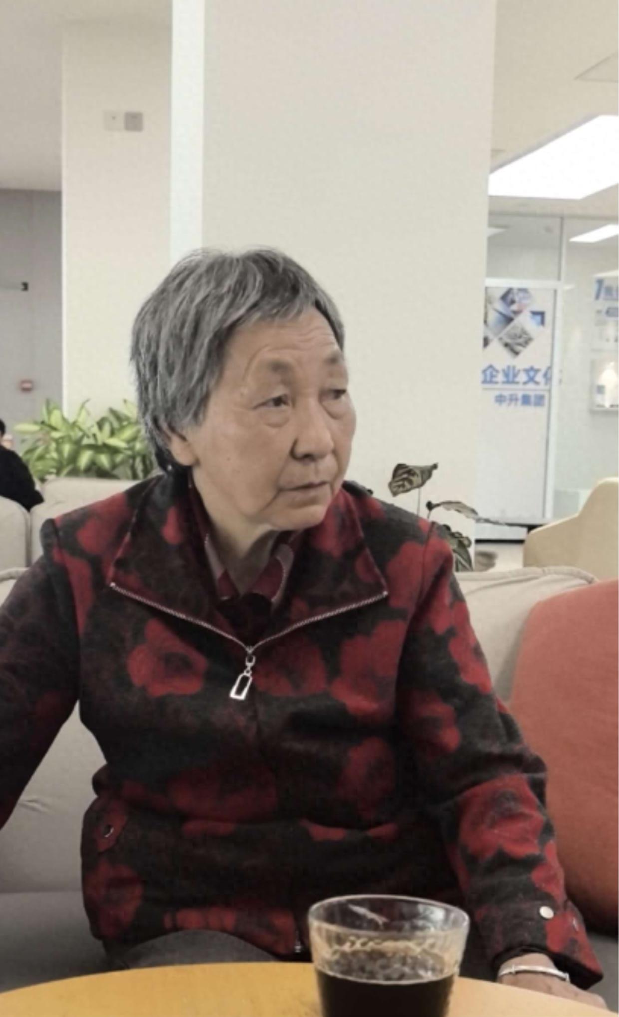 走失者照片 重庆市寻人：七旬老太走失，穿白底蓝...
