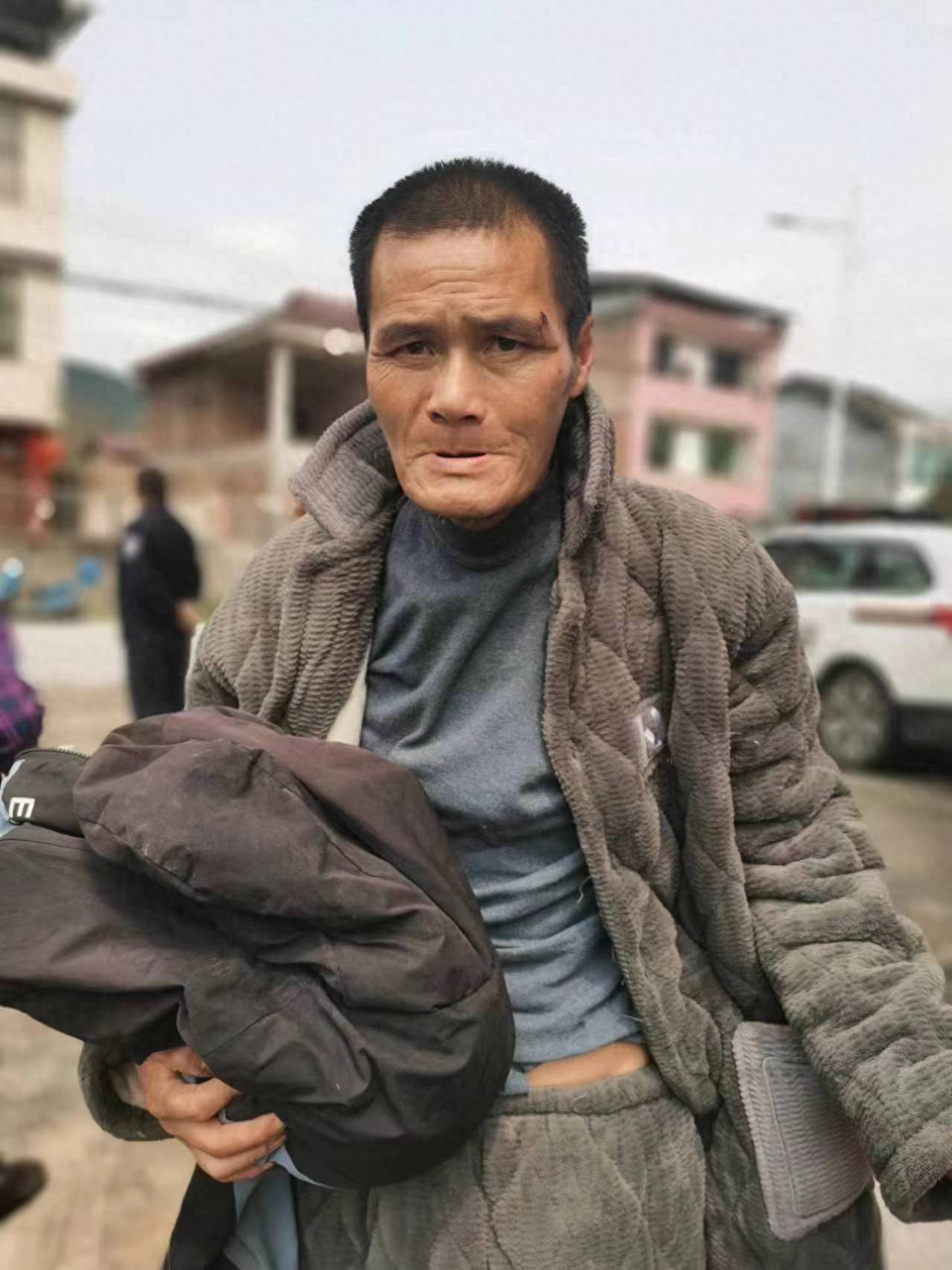 走失者照片 株洲市寻亲：六旬老人被救助，穿灰色...