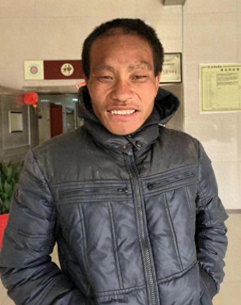 走失者照片 株洲市寻亲：五旬男子被救助，穿黑色...