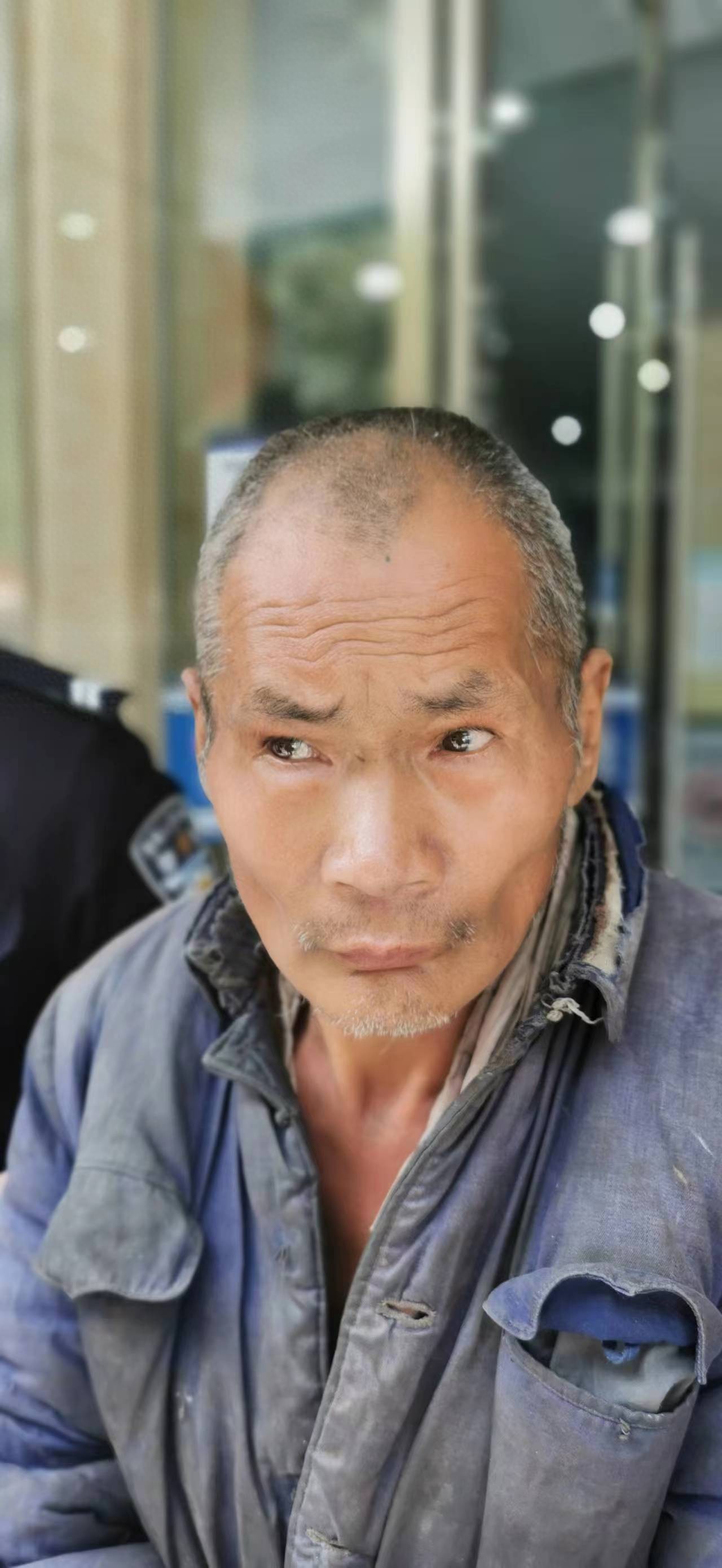 走失者照片 鄂州市寻亲：五旬男子被救助，穿蓝色...