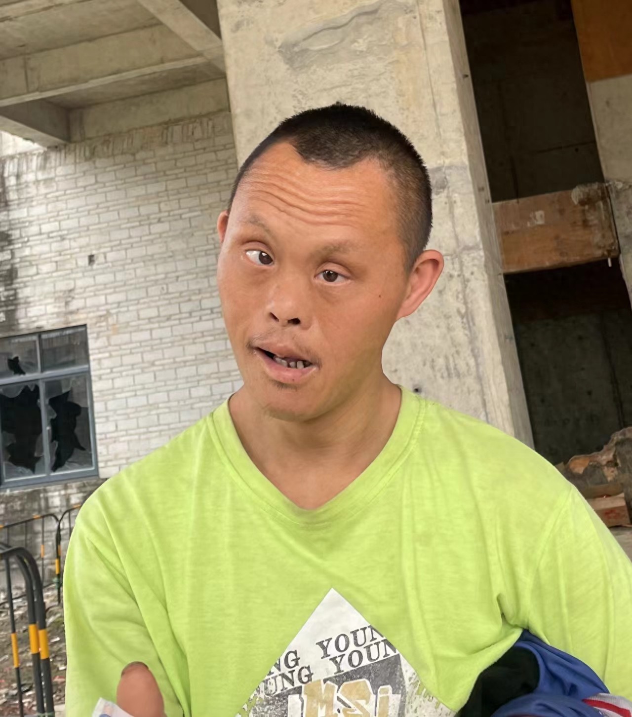 走失者照片 湛江市寻亲：中年男子被救助，穿深绿...
