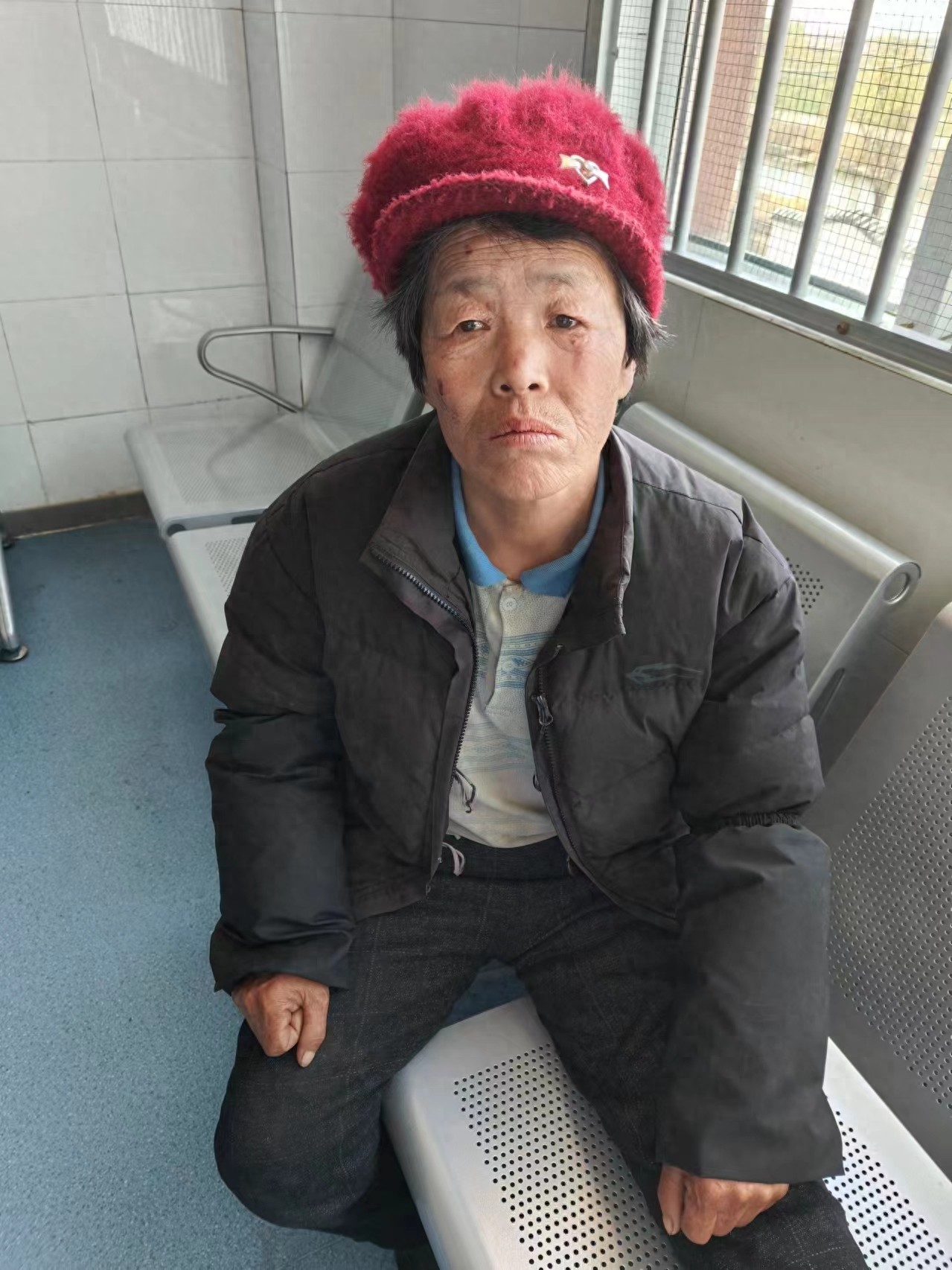 走失者照片 济宁市寻亲：六旬老太被救助，穿黑色...