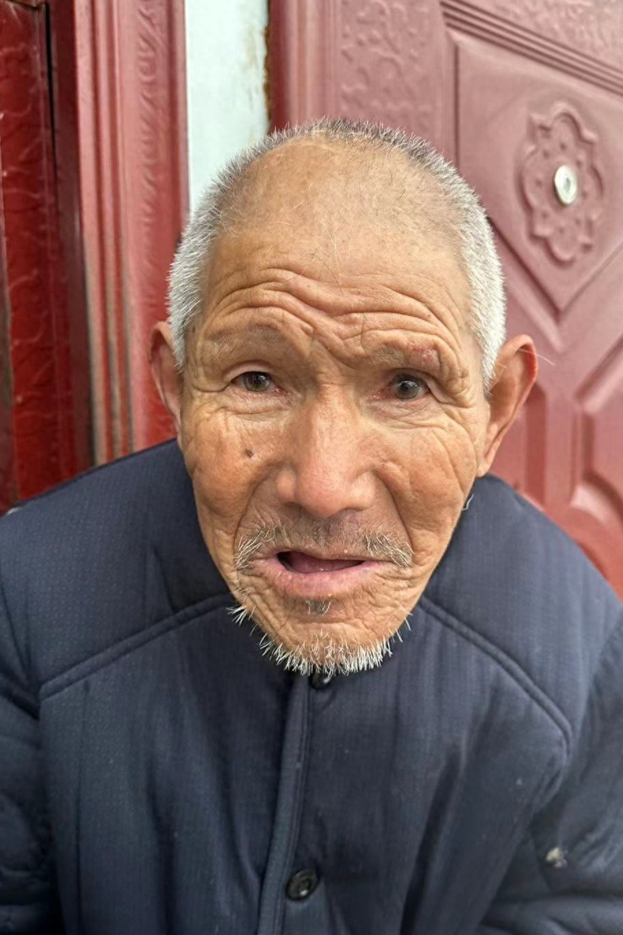 走失者照片 急寻家属：南阳市六旬老人被救助，白...