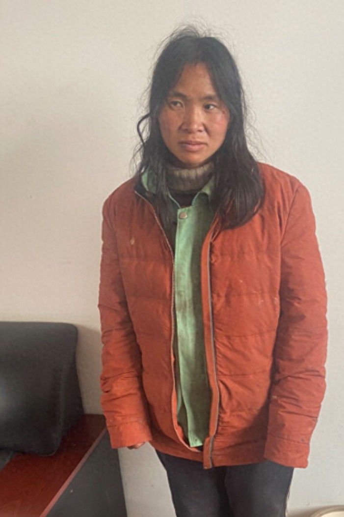 走失者照片 南阳市寻亲：青年女子被救助，穿红色...