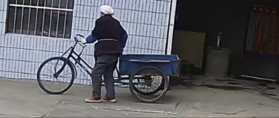 走失者照片 南通市如皋市急寻：八旬老太走失，戴...