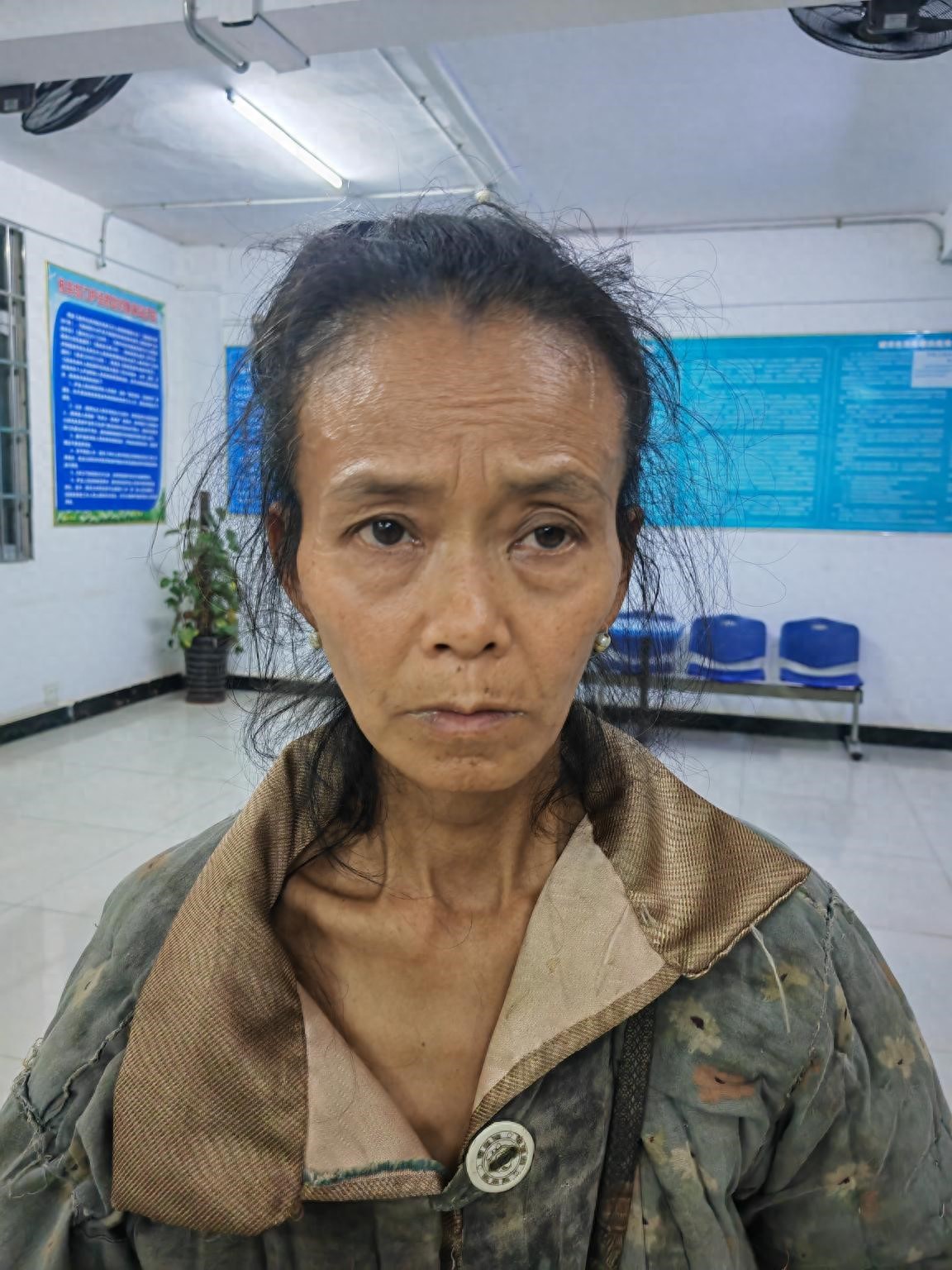 走失者照片 河池市寻亲：五旬女子被救助，穿灰色...