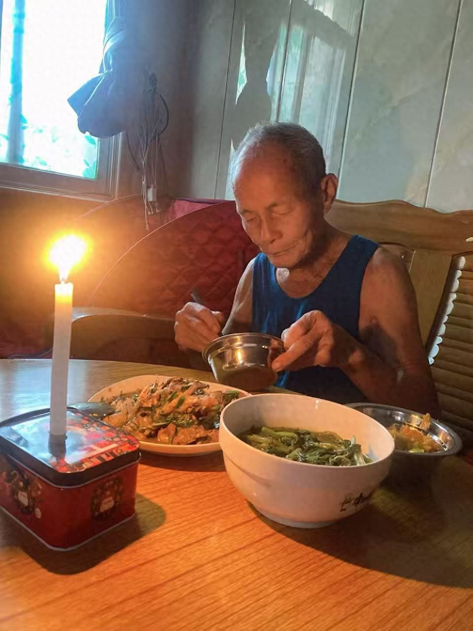 走失者照片 南宁市寻人：九旬老人走失，穿蓝色背...
