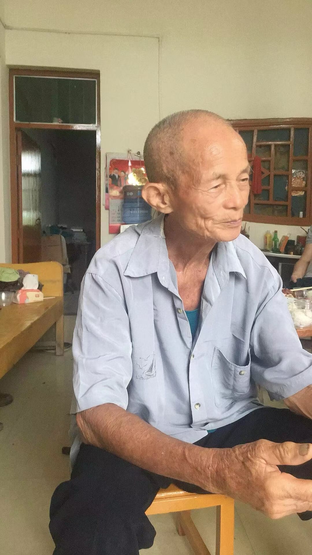走失者照片 南宁市寻人：九旬老人走失，穿蓝色背...