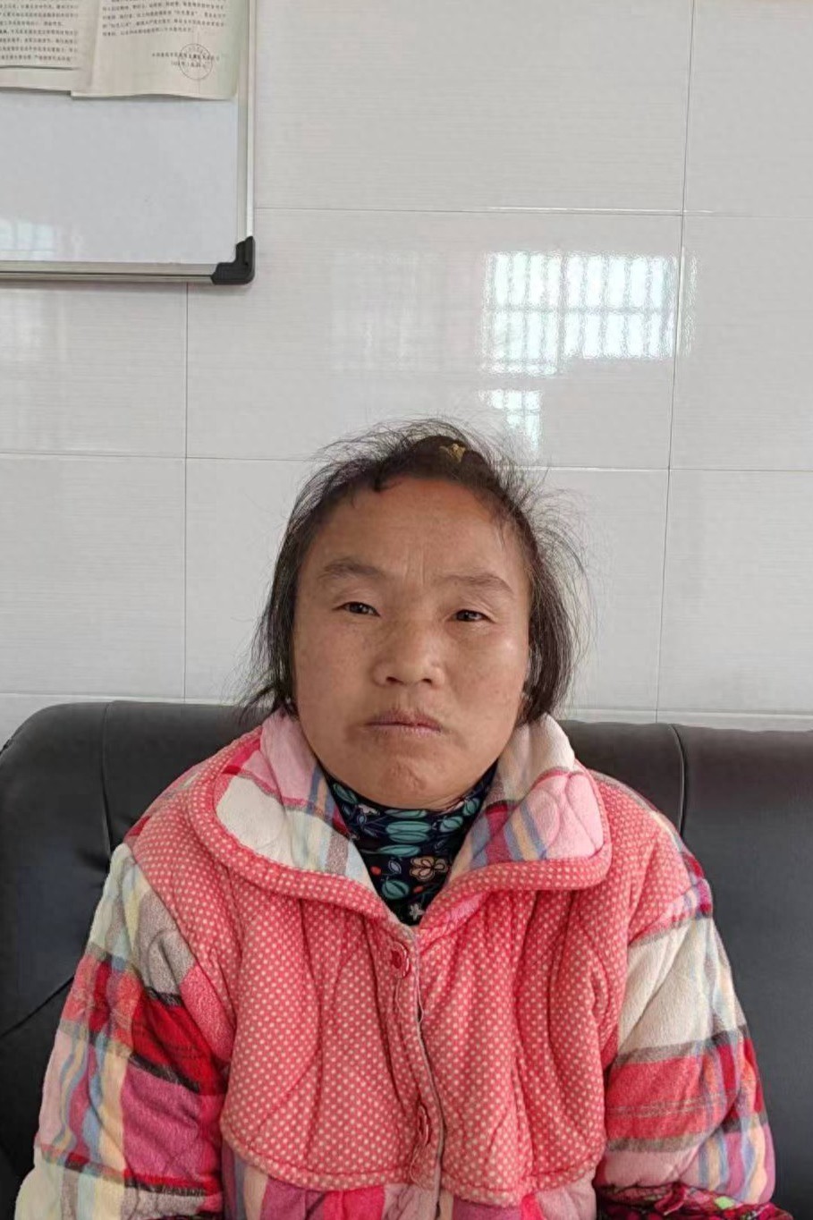 走失者照片 娄底市寻亲：五旬女子被救助，穿红色...