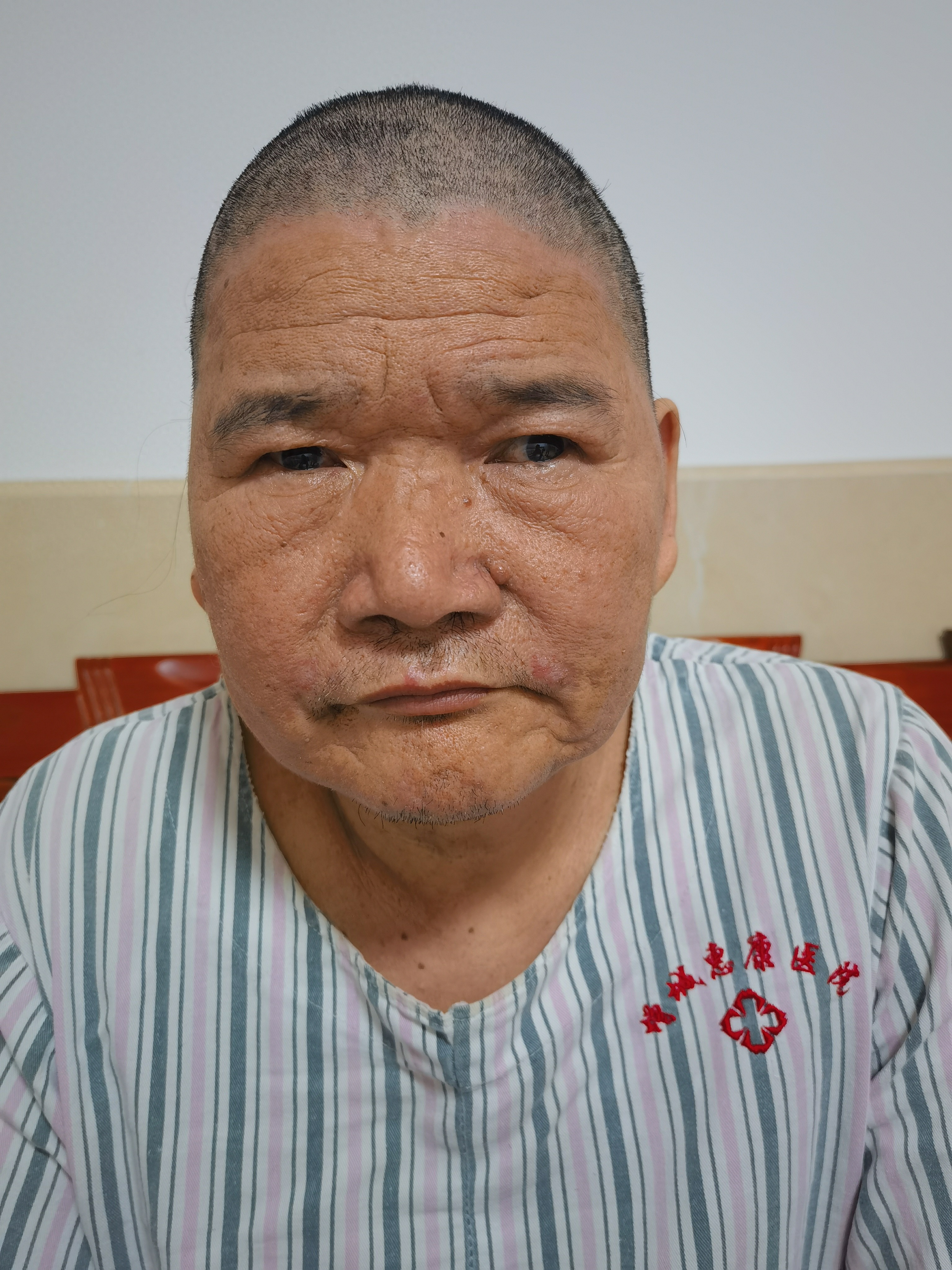 走失者照片 广州市寻亲：五旬男子被救助，穿褐色...