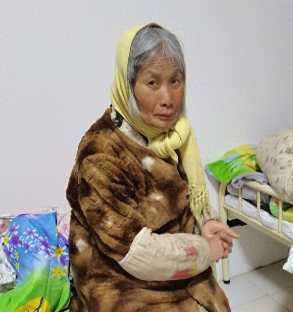 走失者照片 周口市寻亲：六旬老太被救助，穿卡其...