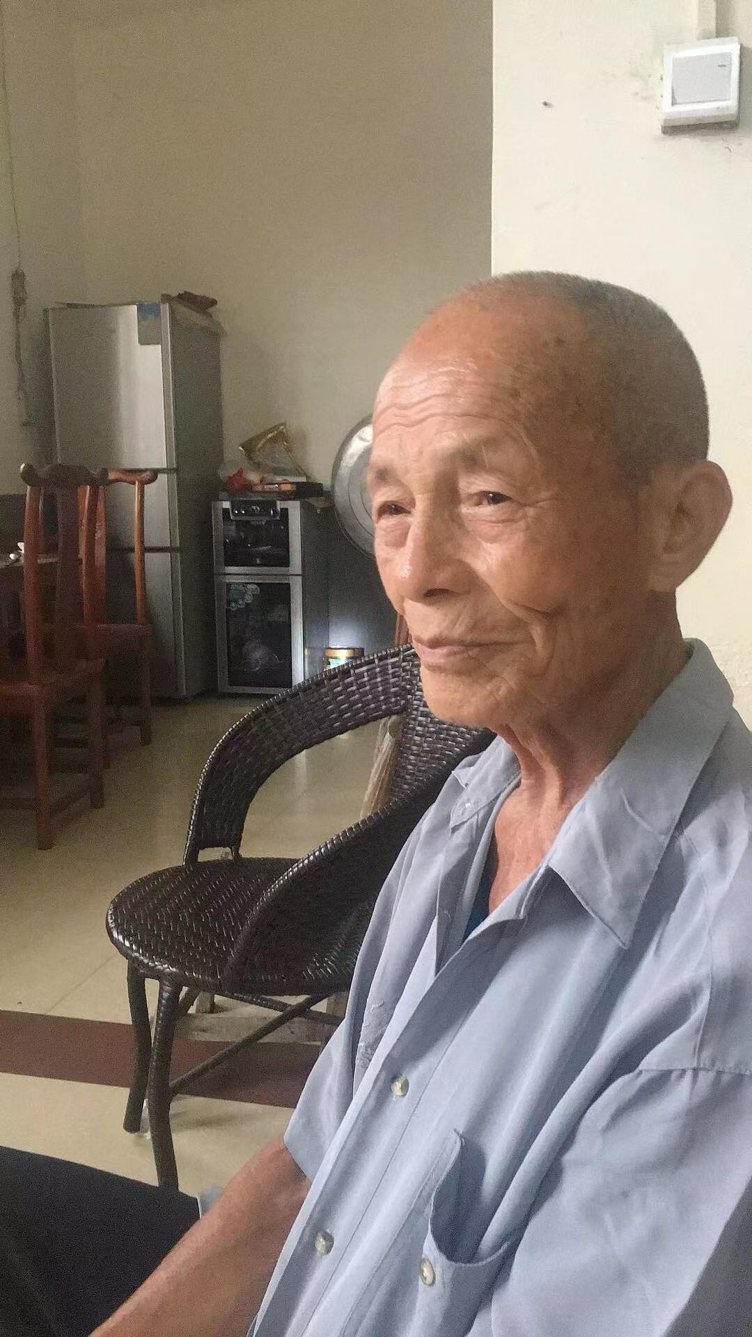 走失者照片 南宁市寻人：九旬老人走失，穿蓝色背...